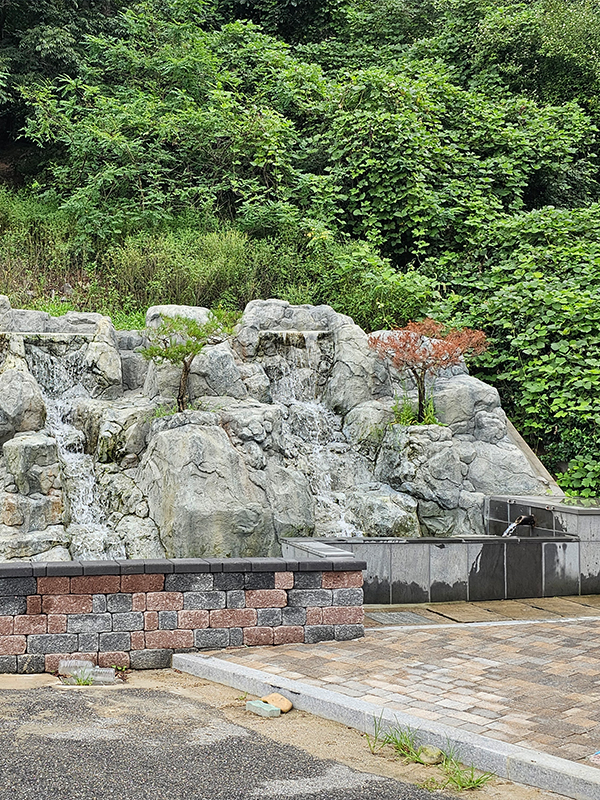 20260306164355_AOFsJqu3.jpg_carousel_인공폭포제작 조형물제작업체_조형프라자,조형물제작,공간조형물,인공폭포,벽천폭포,분수폭포,기둥,조경,분수,금속조형물,각종시설물 제작,설치