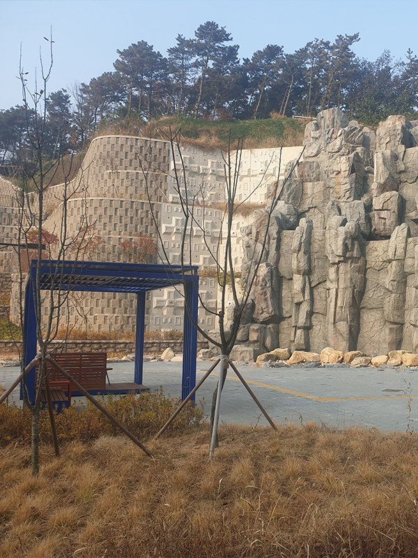 20260306164355_oKNOieFc.jpg_carousel_인공폭포제작 조형물제작업체_조형프라자,조형물제작,공간조형물,인공폭포,벽천폭포,분수폭포,기둥,조경,분수,금속조형물,각종시설물 제작,설치